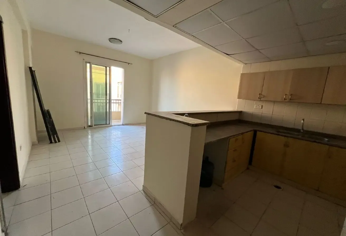 GET HIGH RETURN - BRIGHT & SPACIOUS 1 BEDROOM