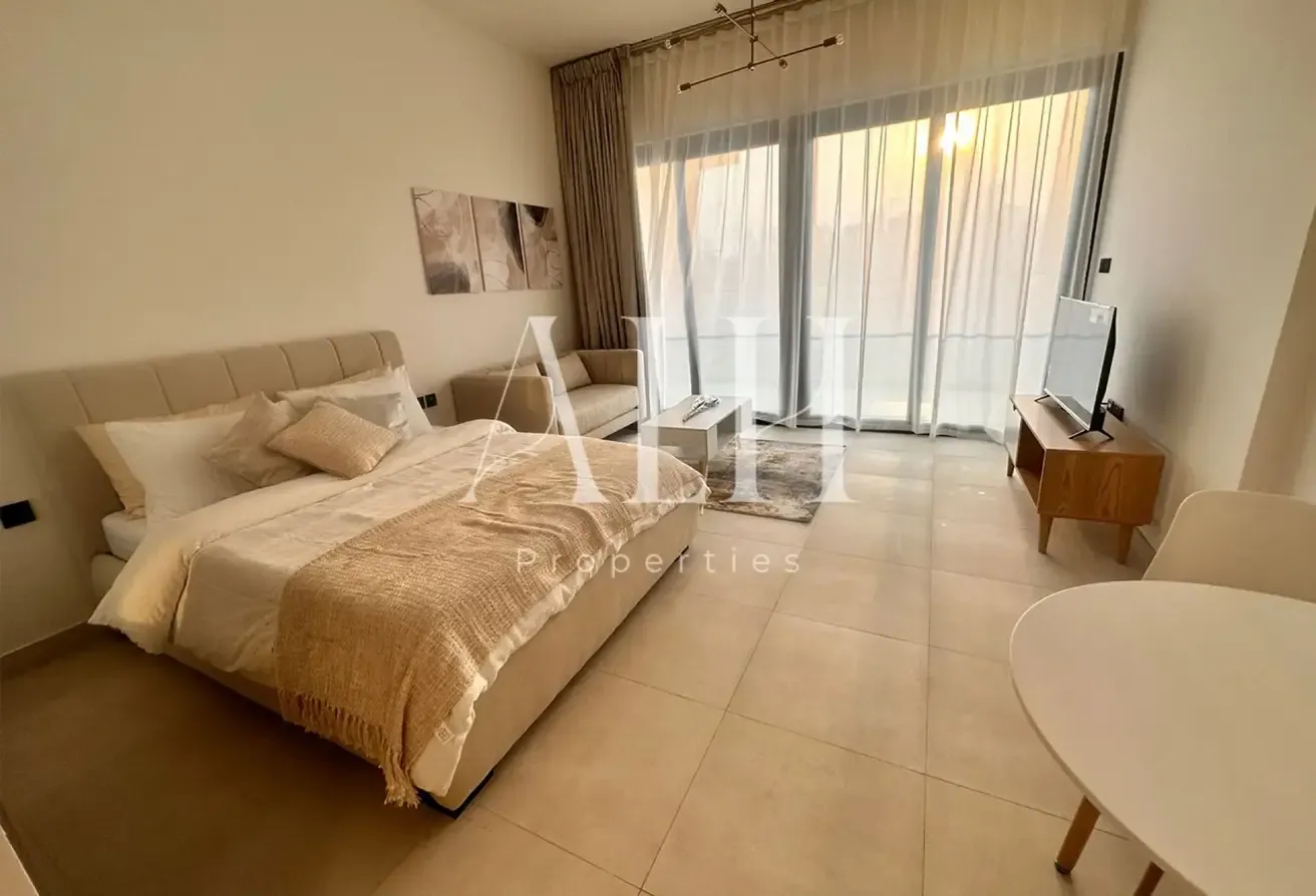 Cozy Studio | Stunning Canal View | Vacant