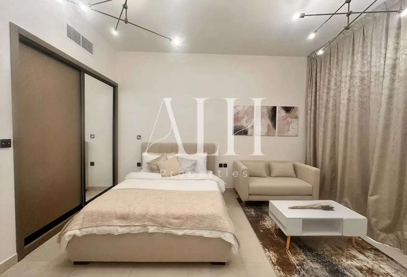 Cozy Studio | Stunning Canal View | Vacant