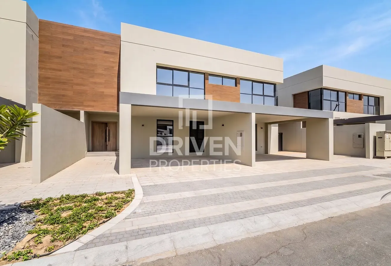 Single Row | Large Layout | Brand New | Vacant
