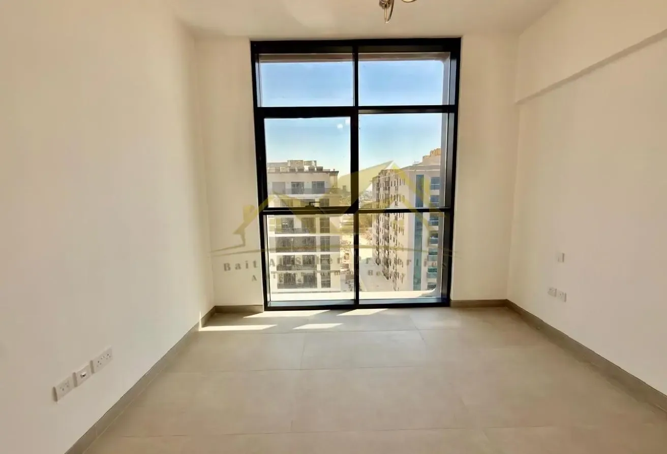 Higher floor 2bhk with gym pool near park & Metro