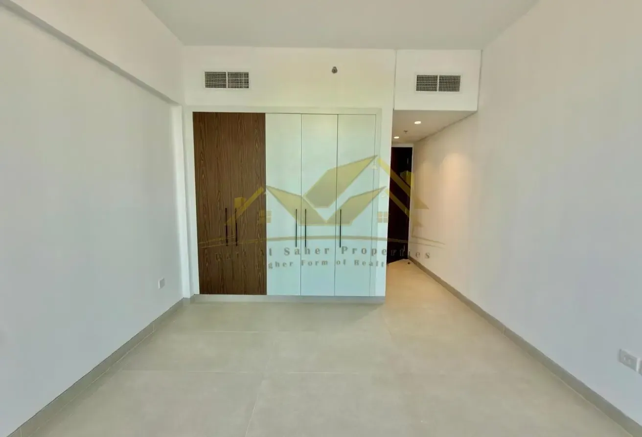 Higher floor 2bhk with gym pool near park & Metro