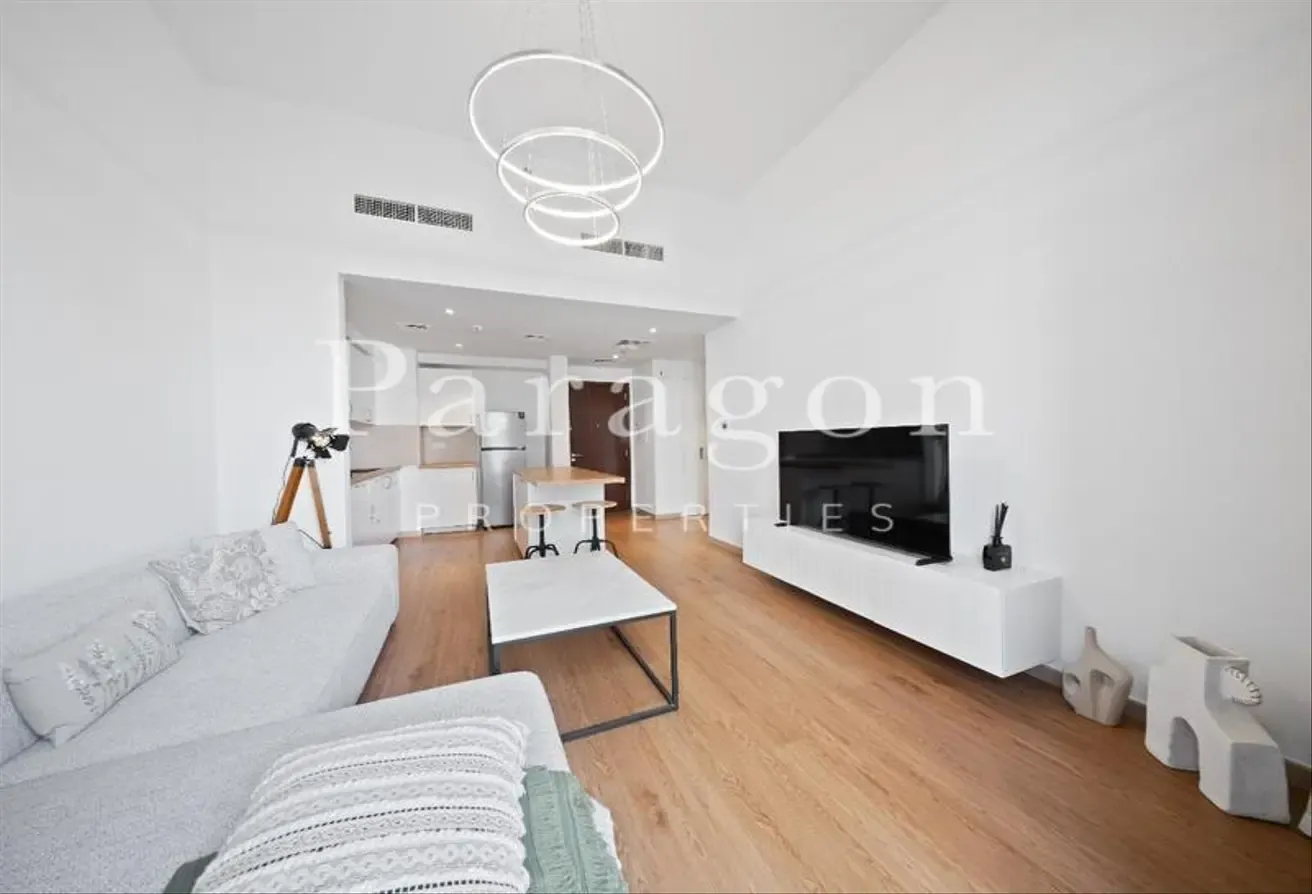 ON THE PARK / UPGRADED / VACANT / FULLY FURNISHED