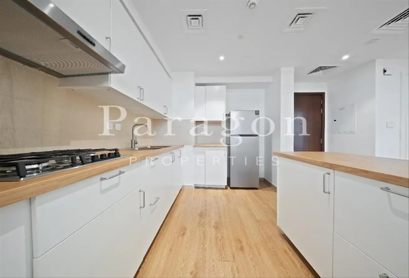 ON THE PARK / UPGRADED / VACANT / FULLY FURNISHED