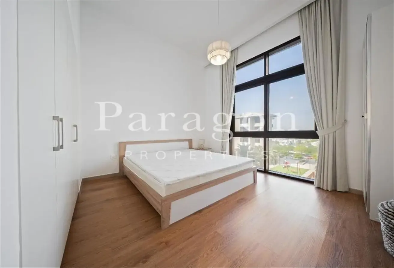 ON THE PARK / UPGRADED / VACANT / FULLY FURNISHED