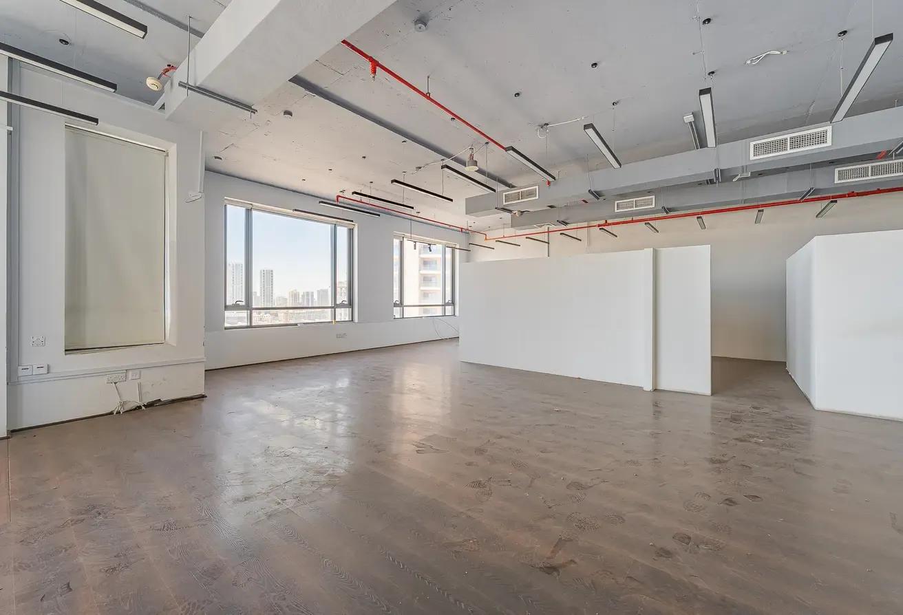 Fitted & Furnished | Mid Floor | Plug and Play
