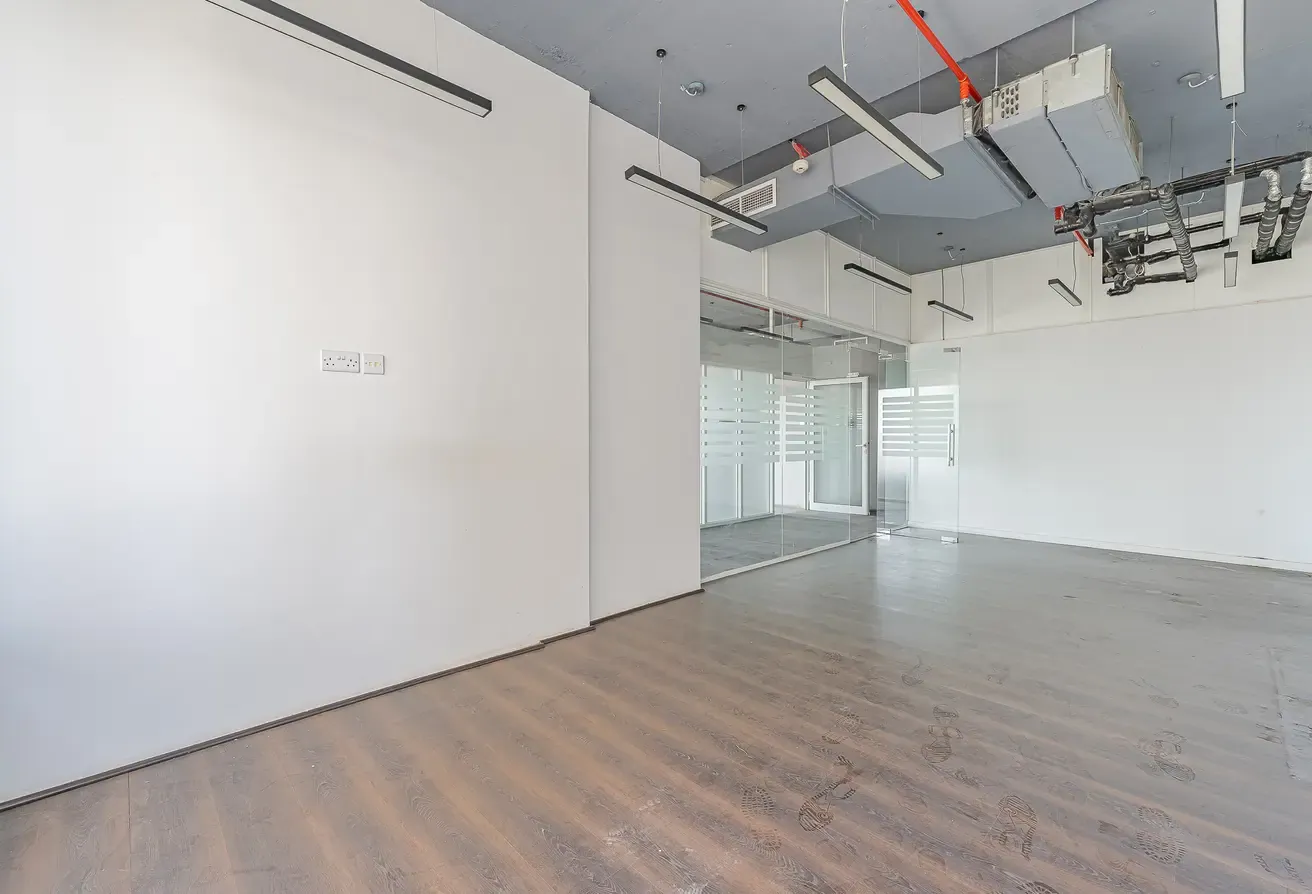Fitted & Furnished | Mid Floor | Plug and Play