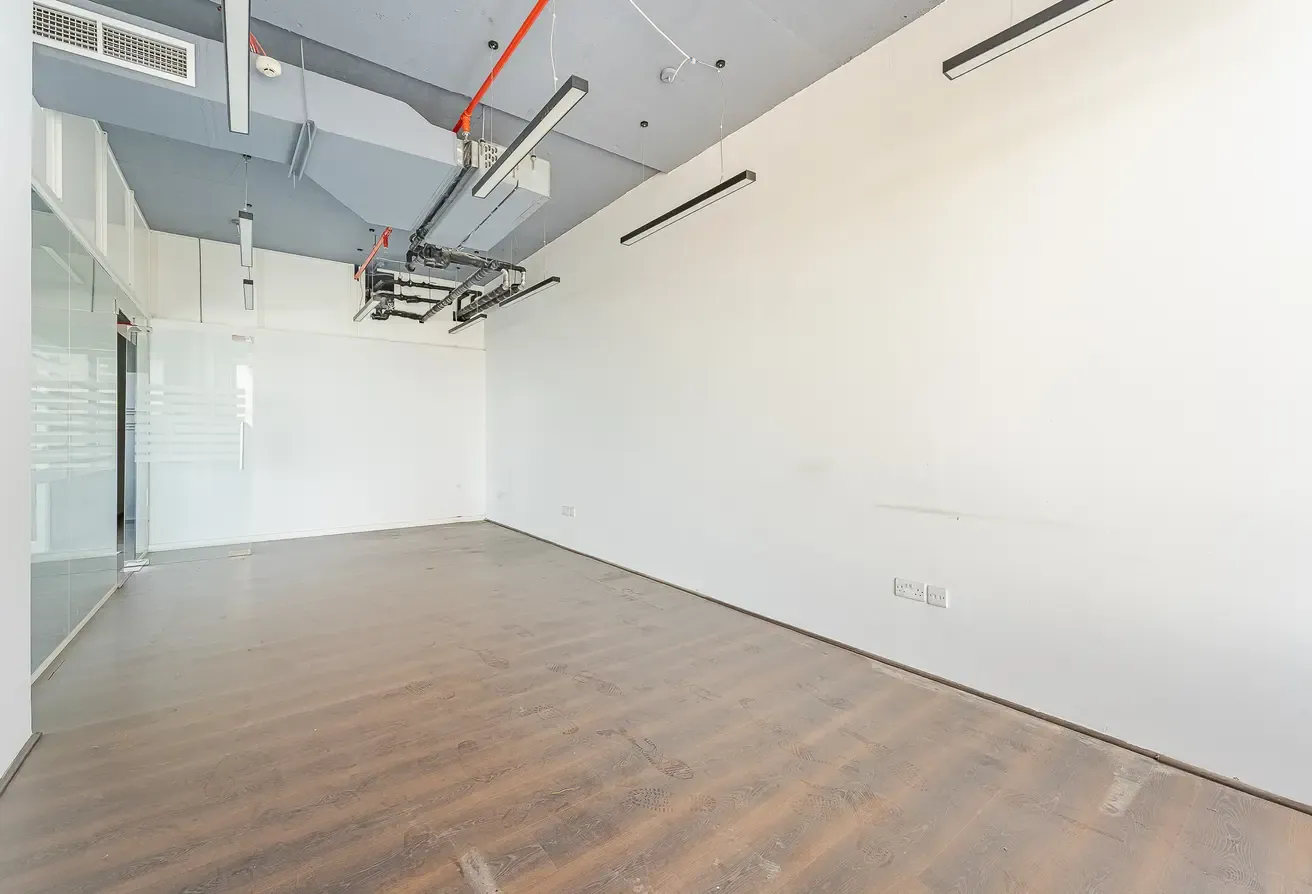 Fitted & Furnished | Mid Floor | Plug and Play