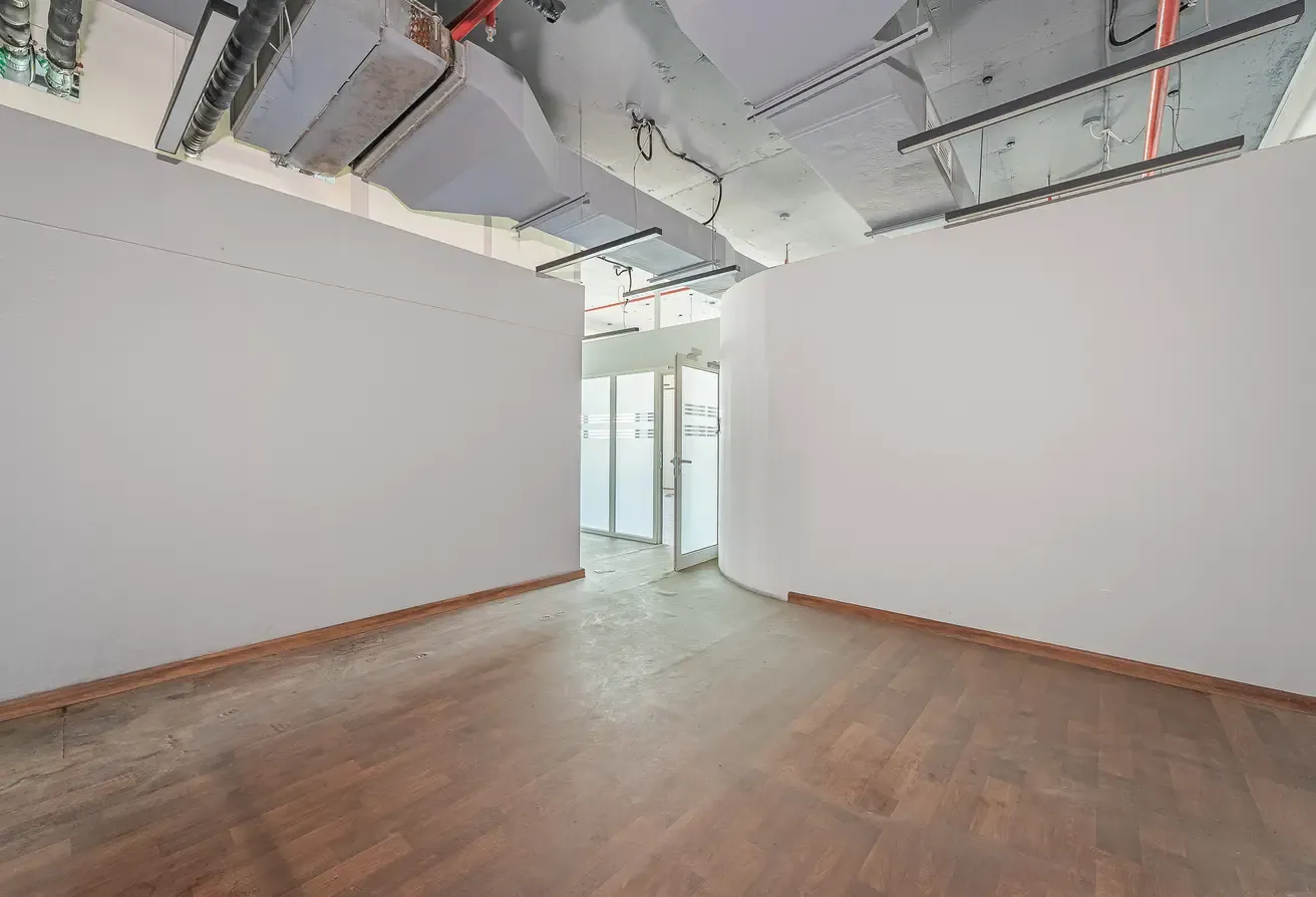 Mid Floor | Fitted & Furnished | Vacant