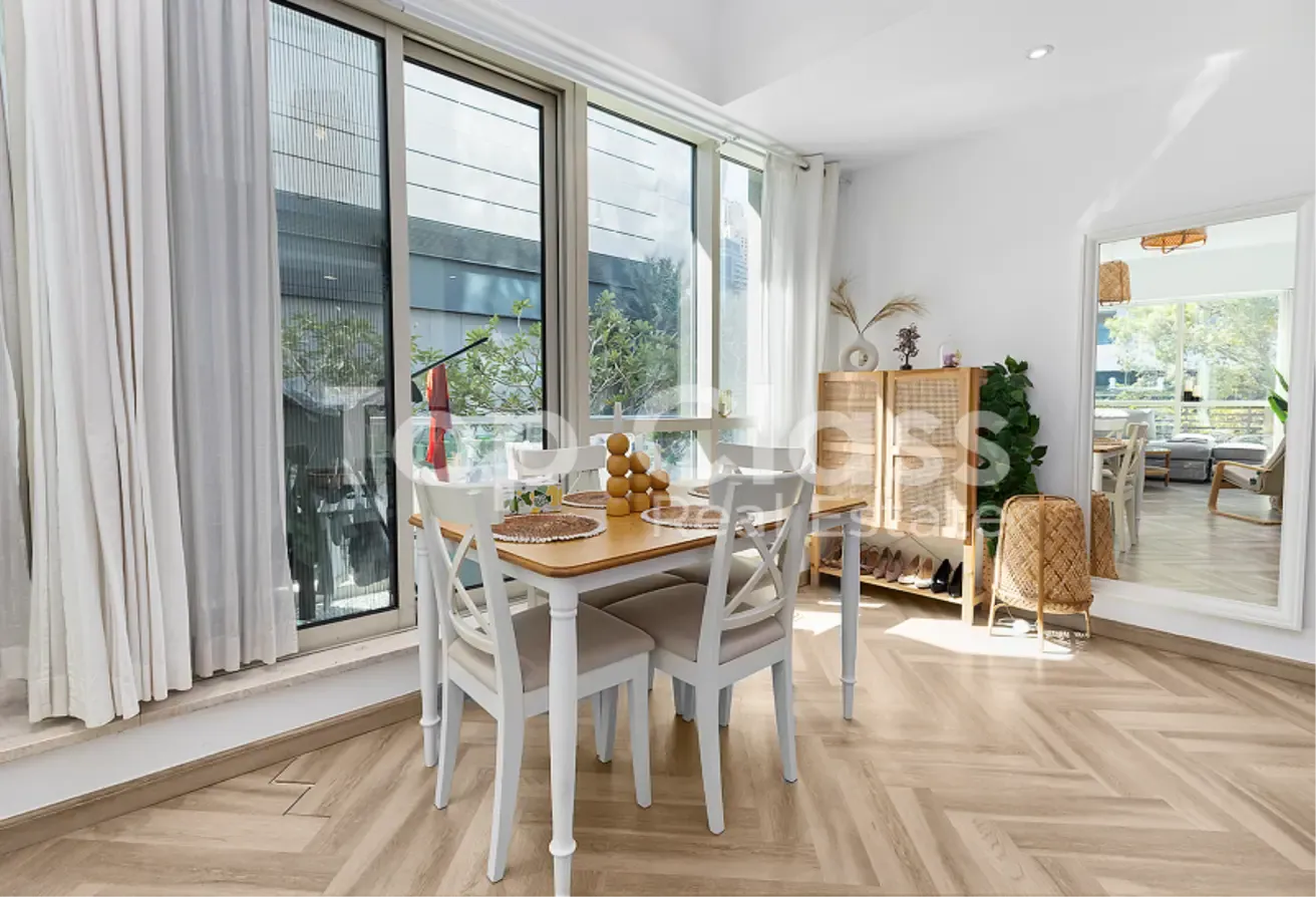 Spacious | 2 bed + study | Upgraded