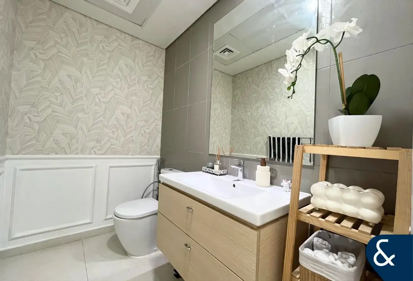 2 Beds | Park view | Upgraded | Huge Layout