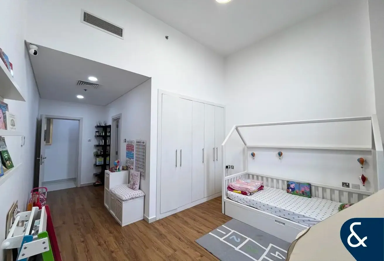 2 Beds | Park view | Upgraded | Huge Layout