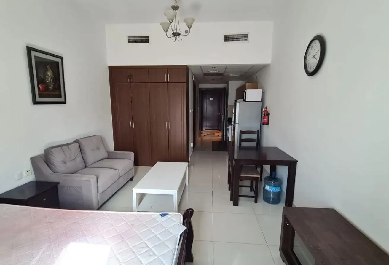 VACANT Elite 5 Studio Furnished lake view Balcony