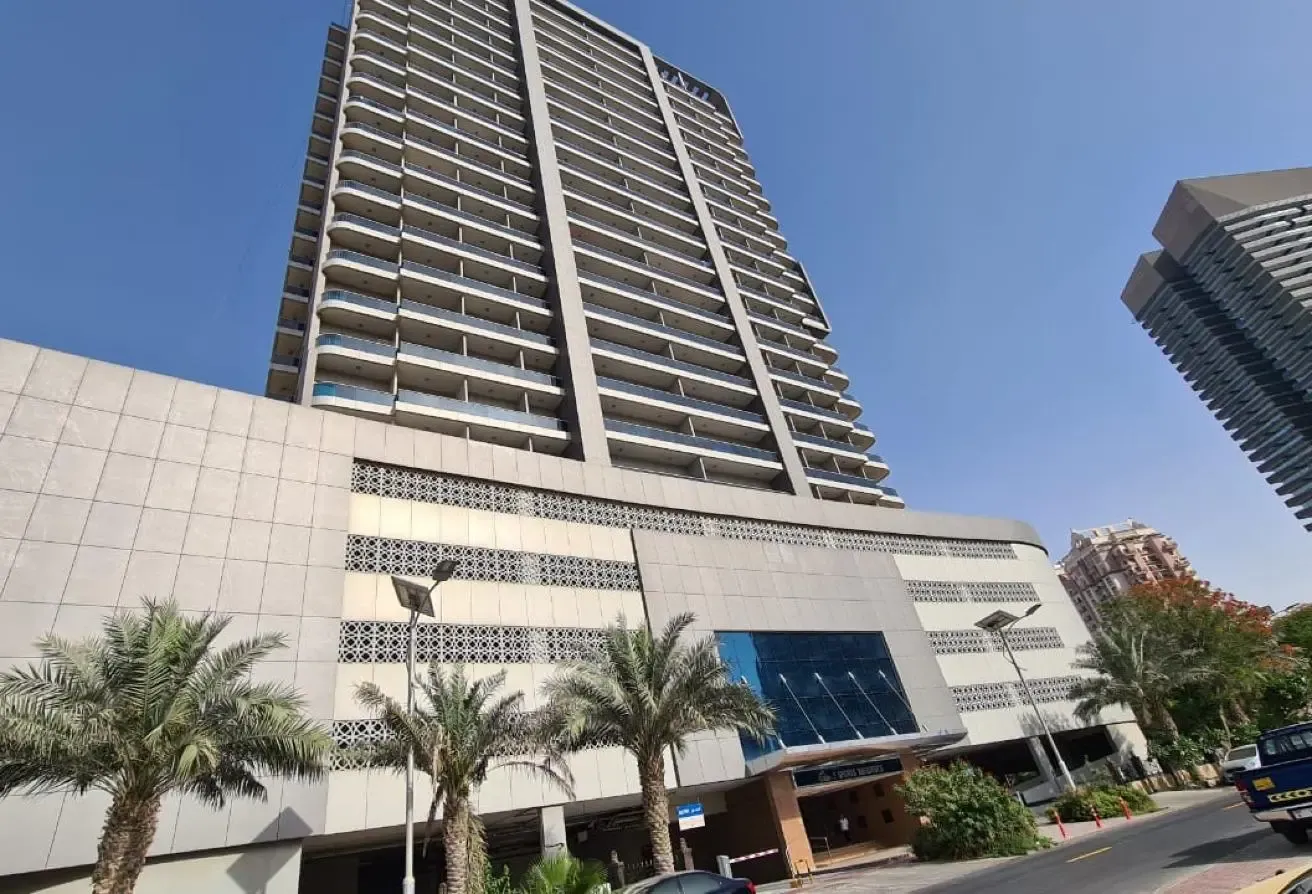VACANT Elite 5 Studio Furnished lake view Balcony