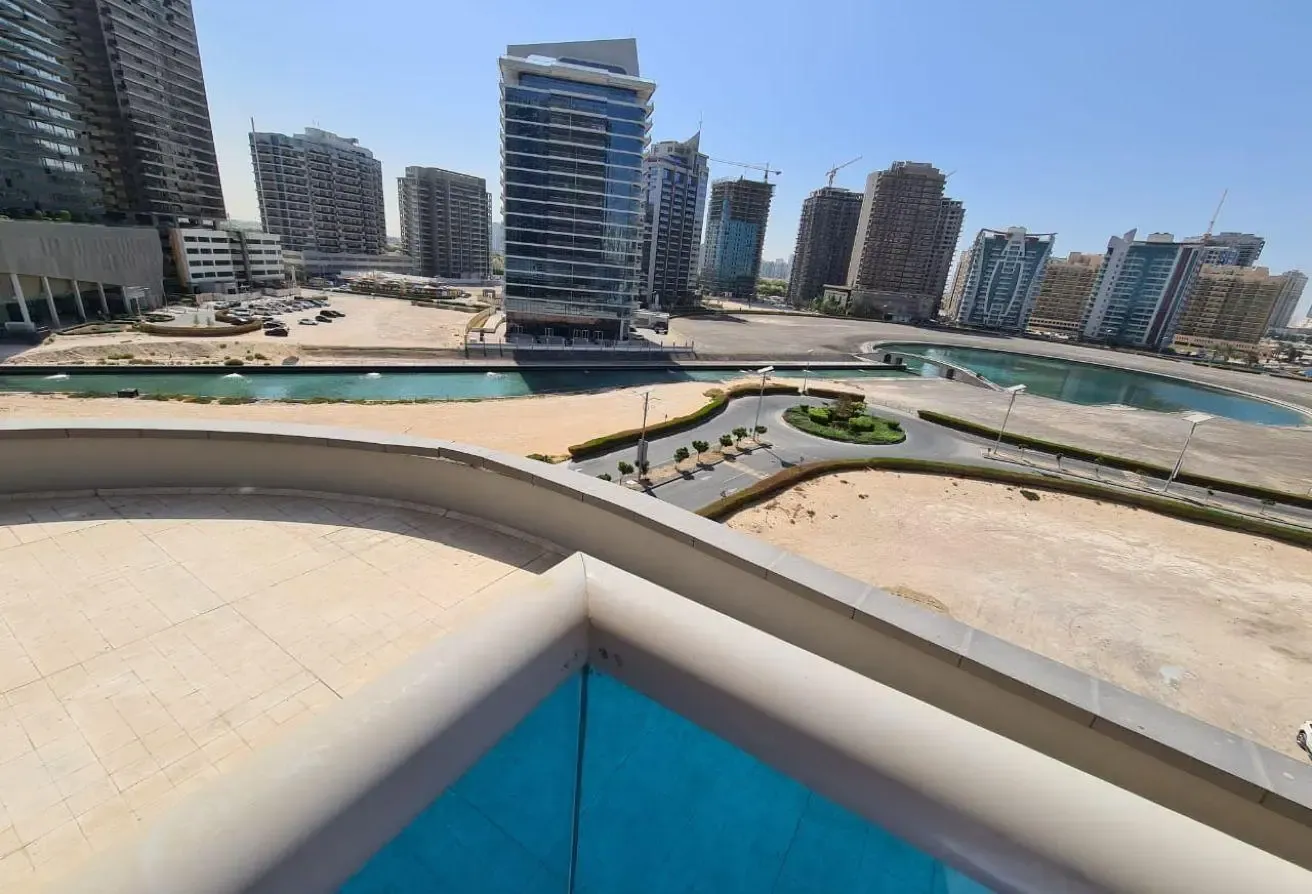 VACANT Elite 5 Studio Furnished lake view Balcony