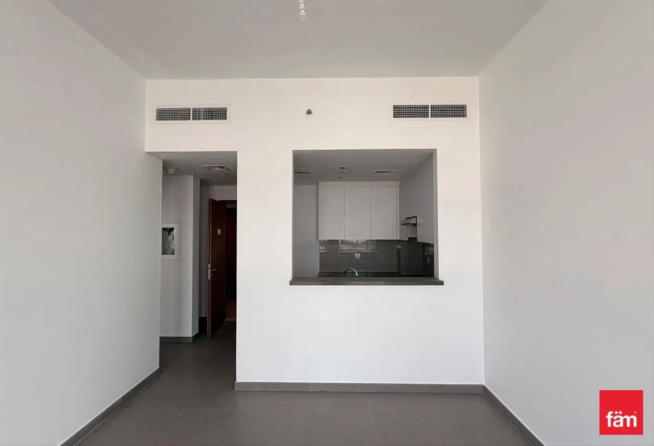 vacant | pool access | bright