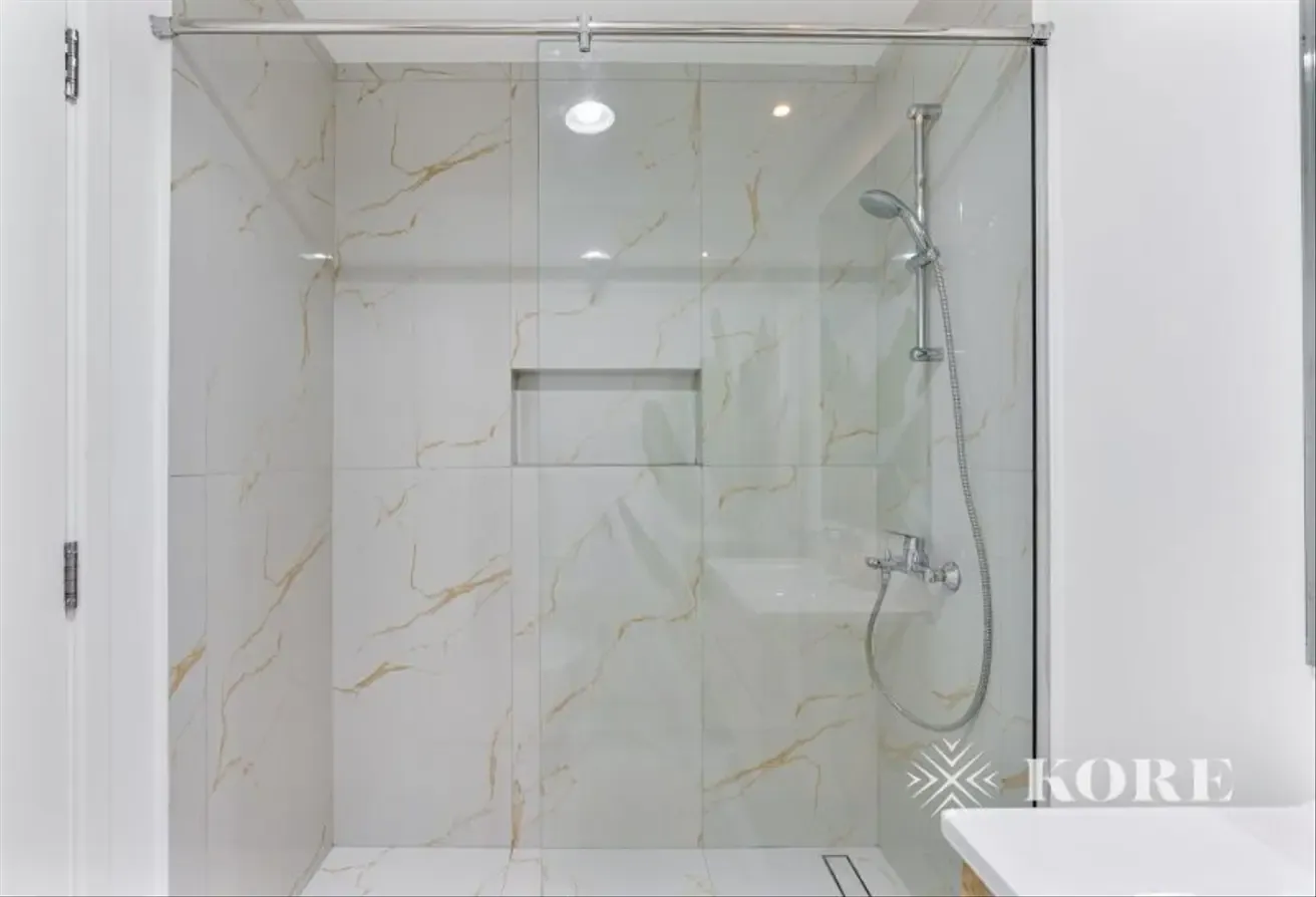 Modern stylish I Furnished I Vacant