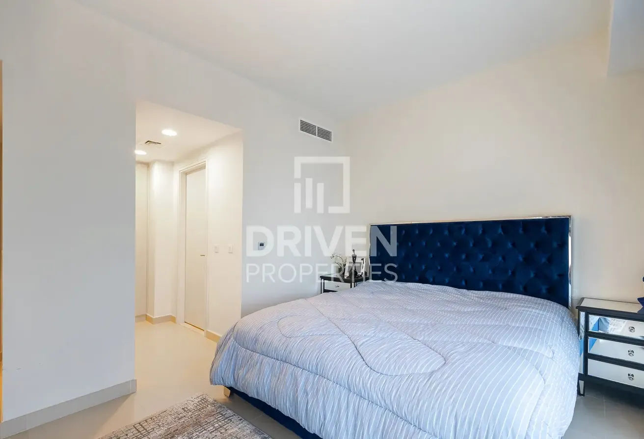 Exclusive | VOT |  Furnished | Single Row | Corner