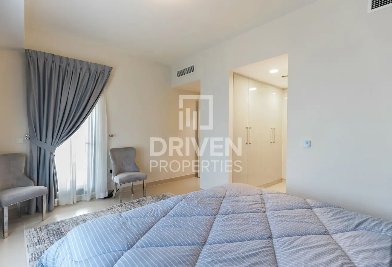 Exclusive | VOT |  Furnished | Single Row | Corner