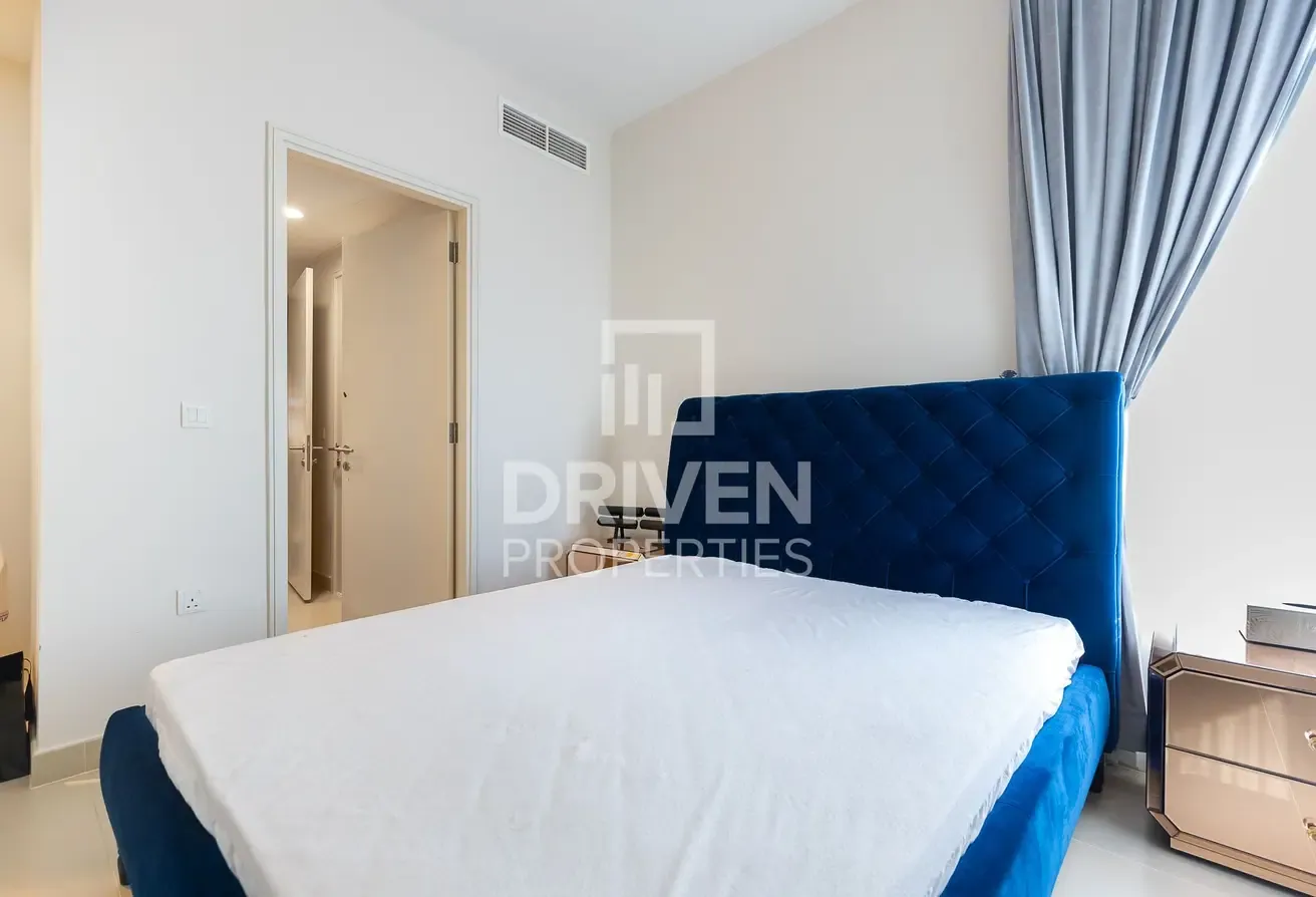 Exclusive | VOT |  Furnished | Single Row | Corner
