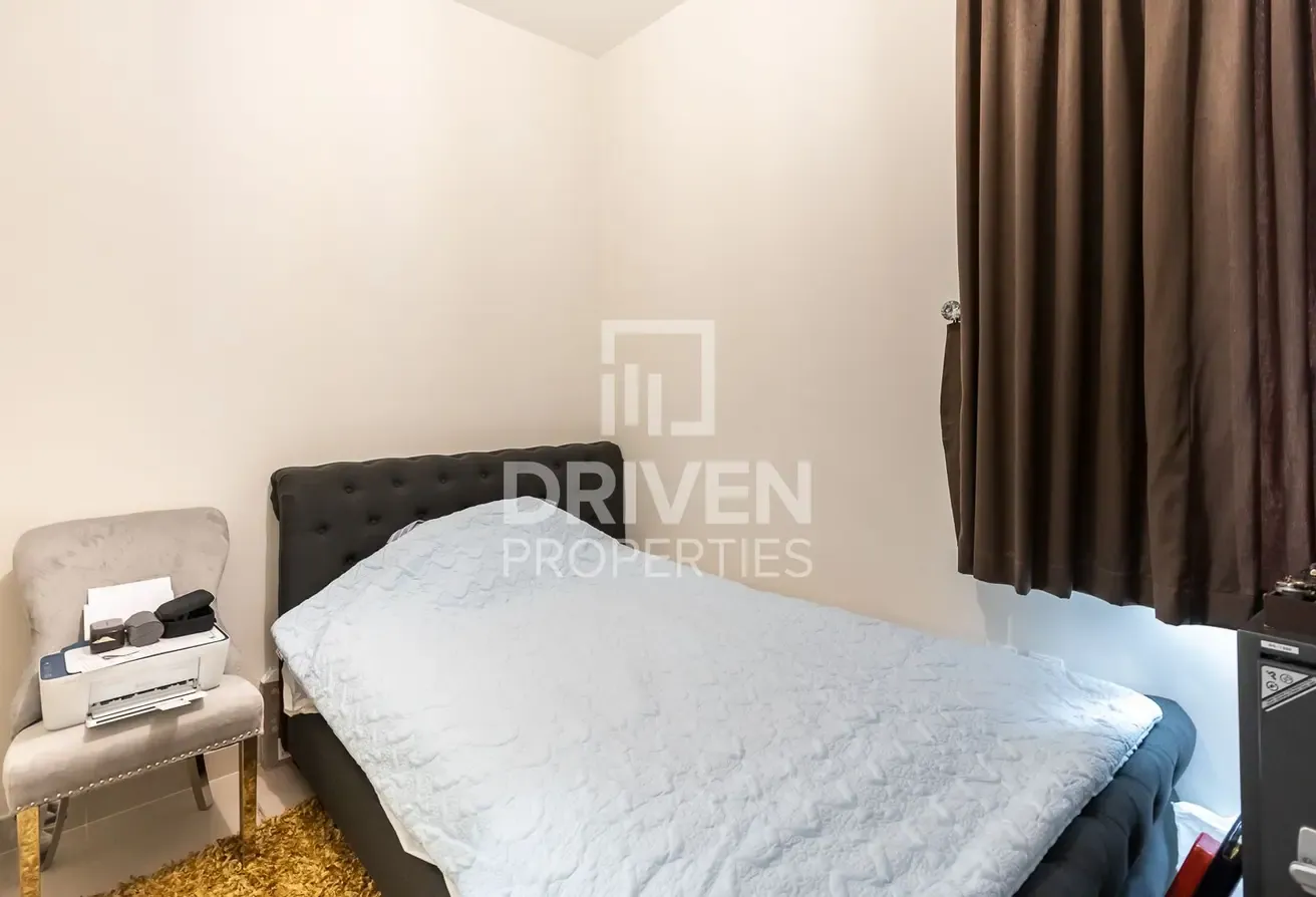 Exclusive | VOT |  Furnished | Single Row | Corner