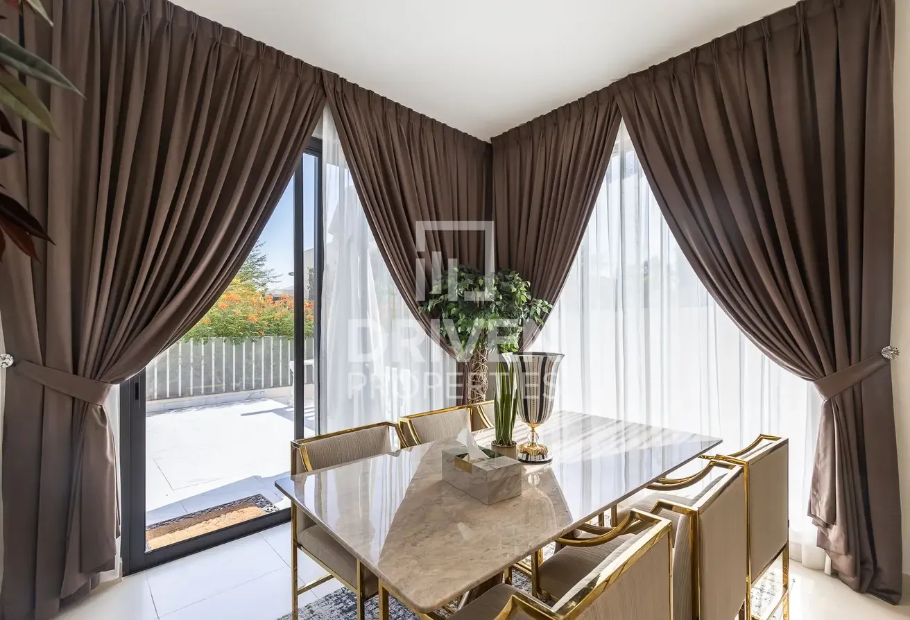 Exclusive | VOT |  Furnished | Single Row | Corner