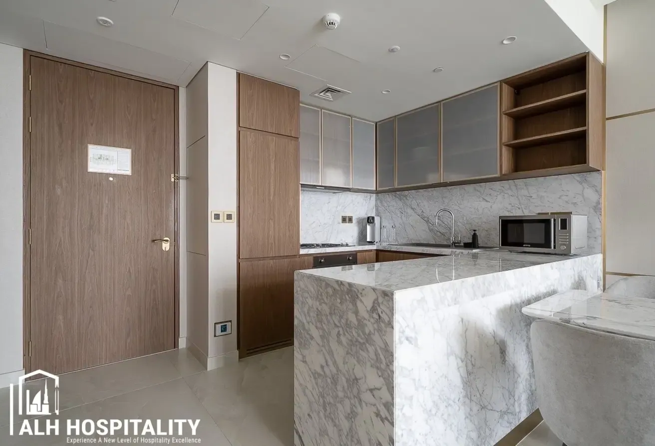 Burj Khalifa and Canal Views | Luxurious 1 Bed