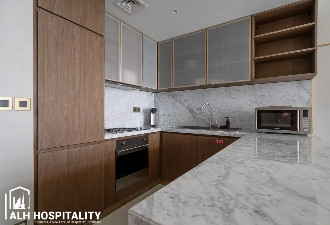 Burj Khalifa and Canal Views | Luxurious 1 Bed