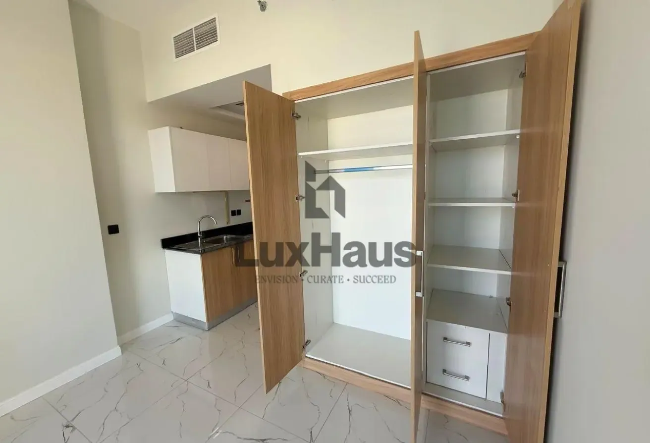 12 Cheques | Next To Metro | Pool View