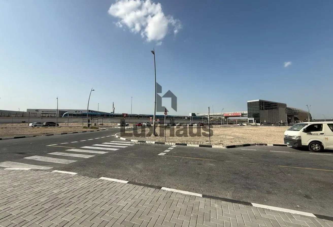 12 Cheques | Next To Metro | Pool View