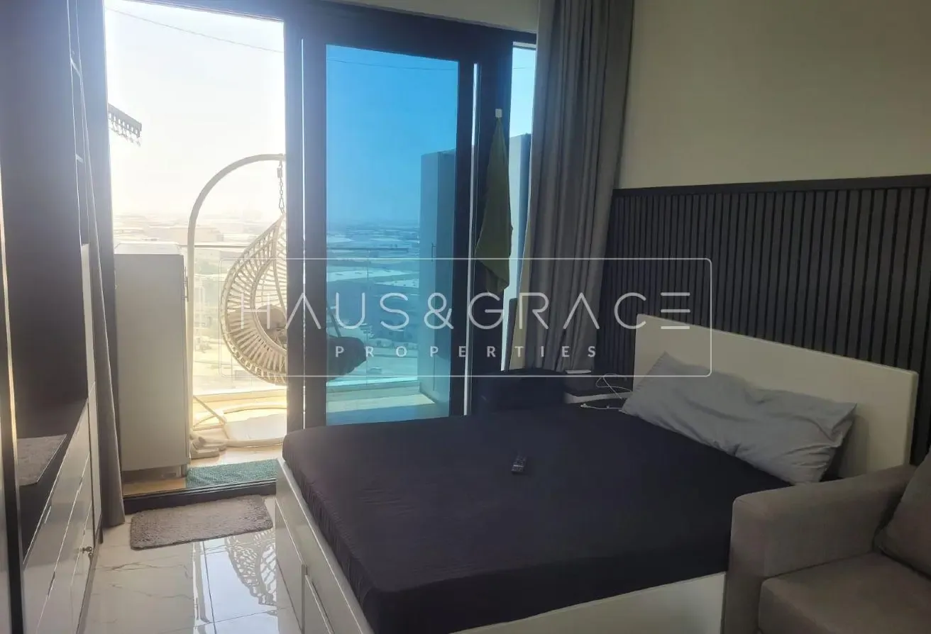 UPGRADED FULLY FURNISHED STUDIO NEXT TO METRO