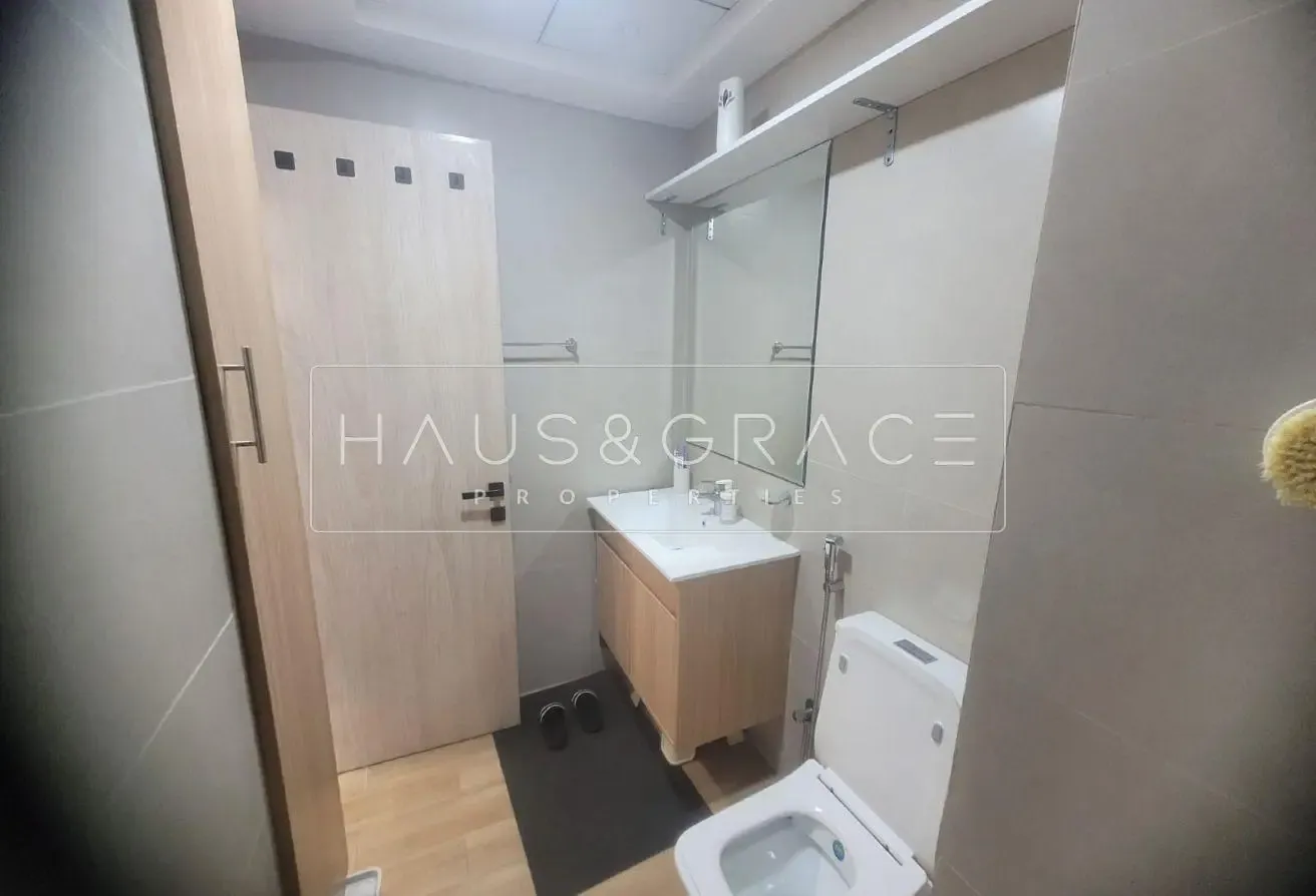 UPGRADED FULLY FURNISHED STUDIO NEXT TO METRO