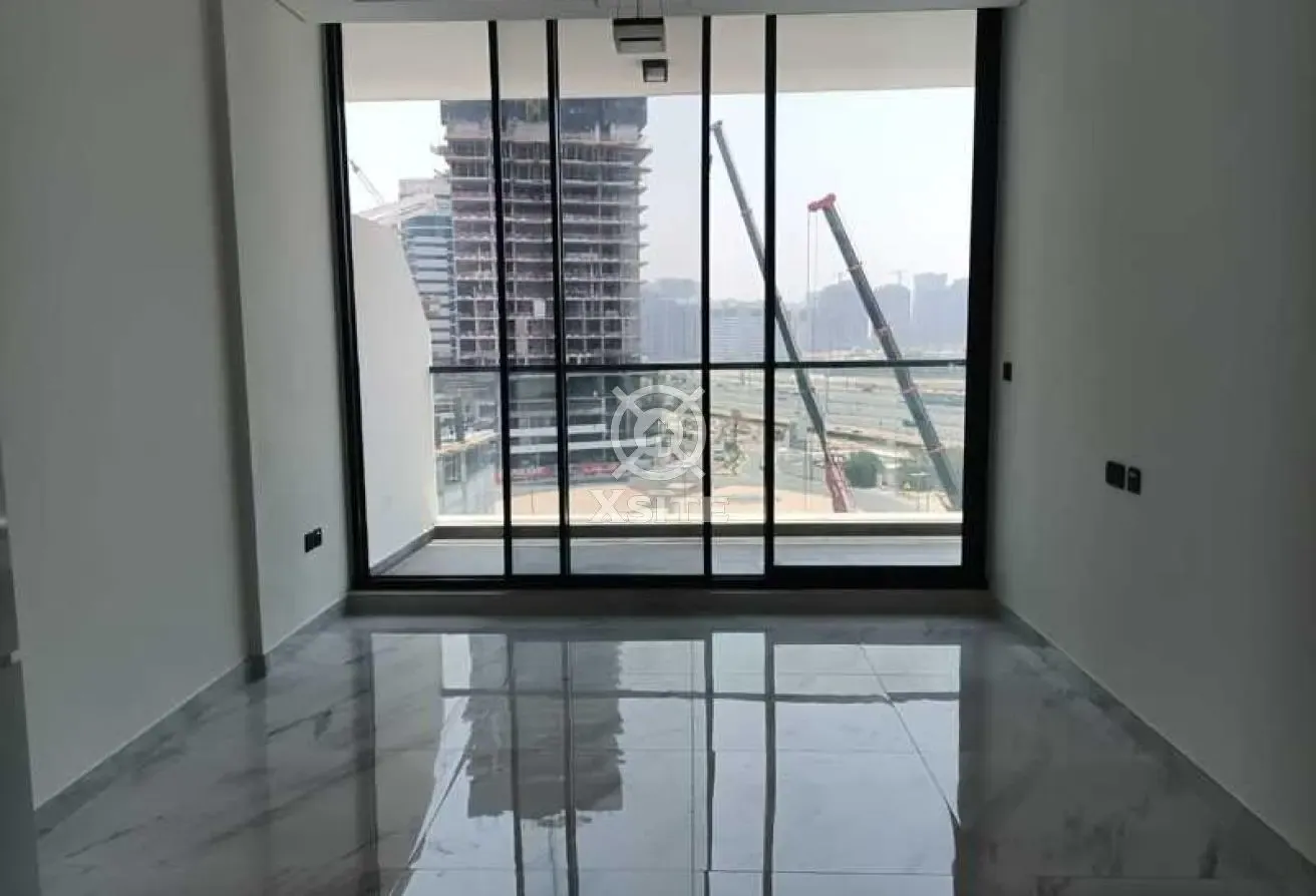 Classy 1 BR | Vacant | Pool/Community View