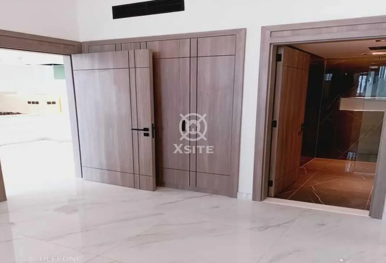 Classy 1 BR | Vacant | Pool/Community View