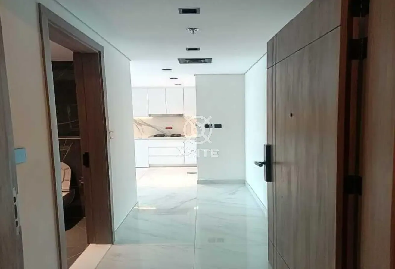 Classy 1 BR | Vacant | Pool/Community View