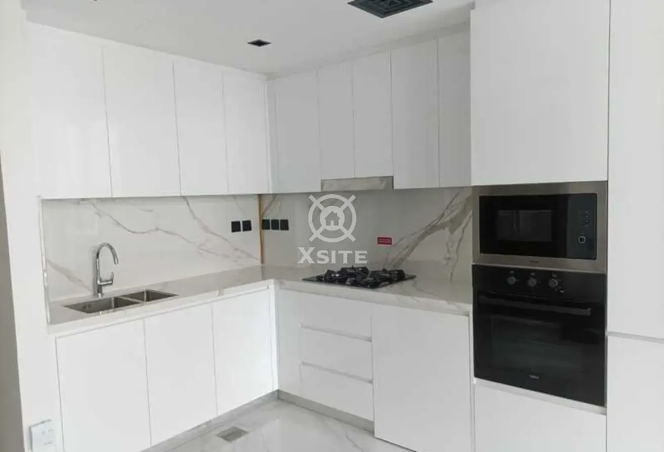 Classy 1 BR | Vacant | Pool/Community View