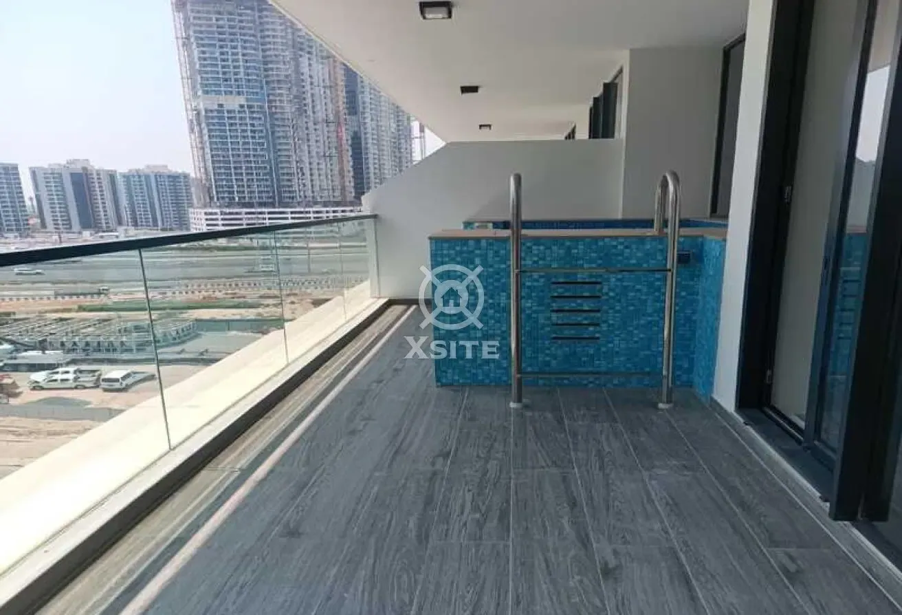 Classy 1 BR | Vacant | Pool/Community View