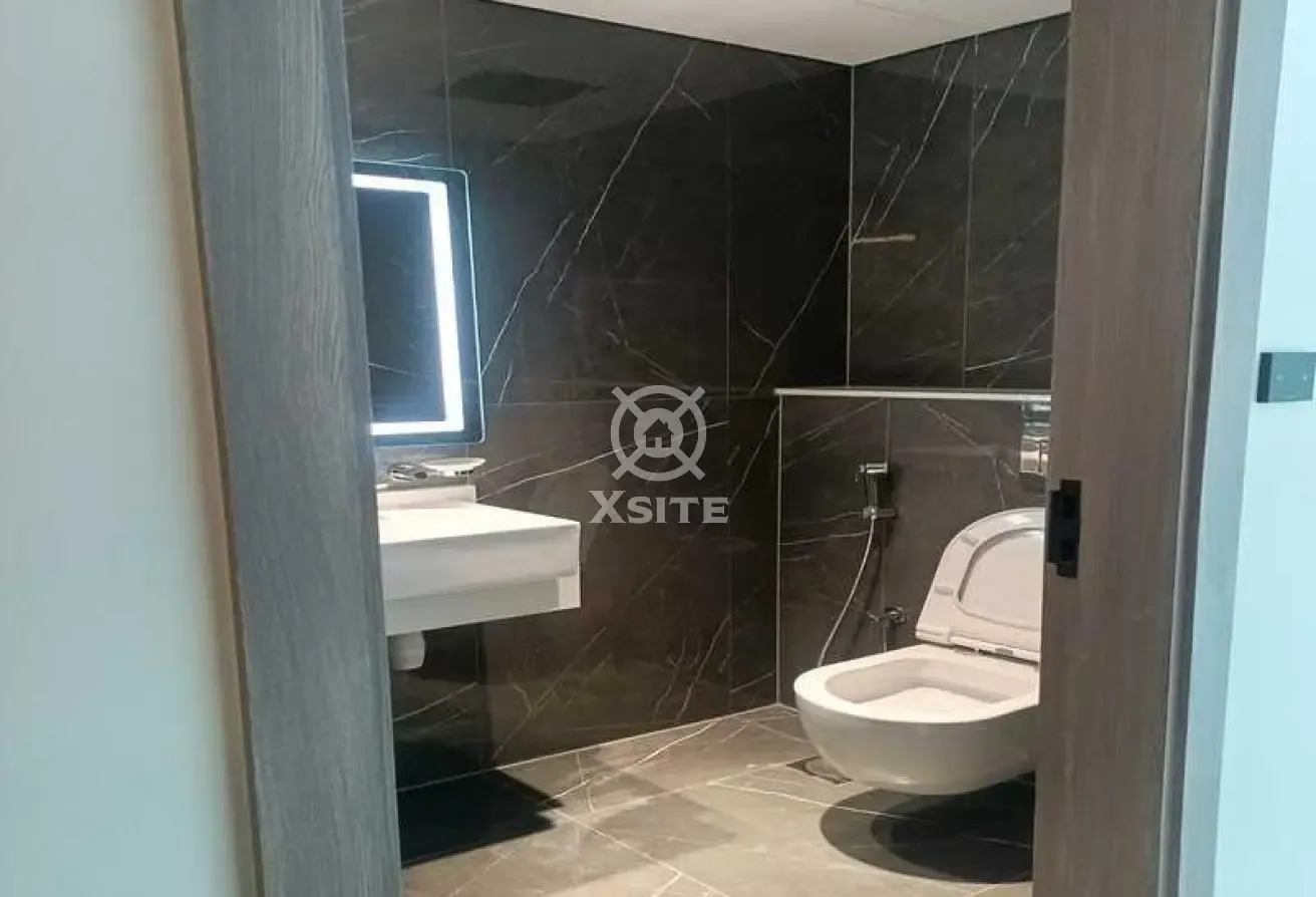 Classy 1 BR | Vacant | Pool/Community View