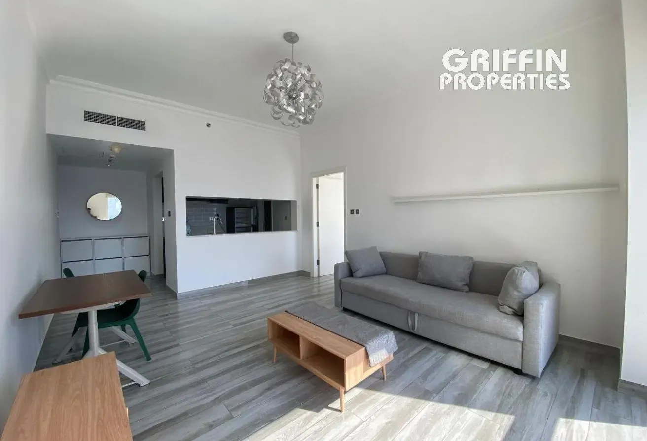 1 BHK | Fully Furnished | Upgraded | High Floor