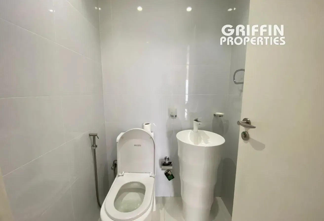 1 BHK | Fully Furnished | Upgraded | High Floor
