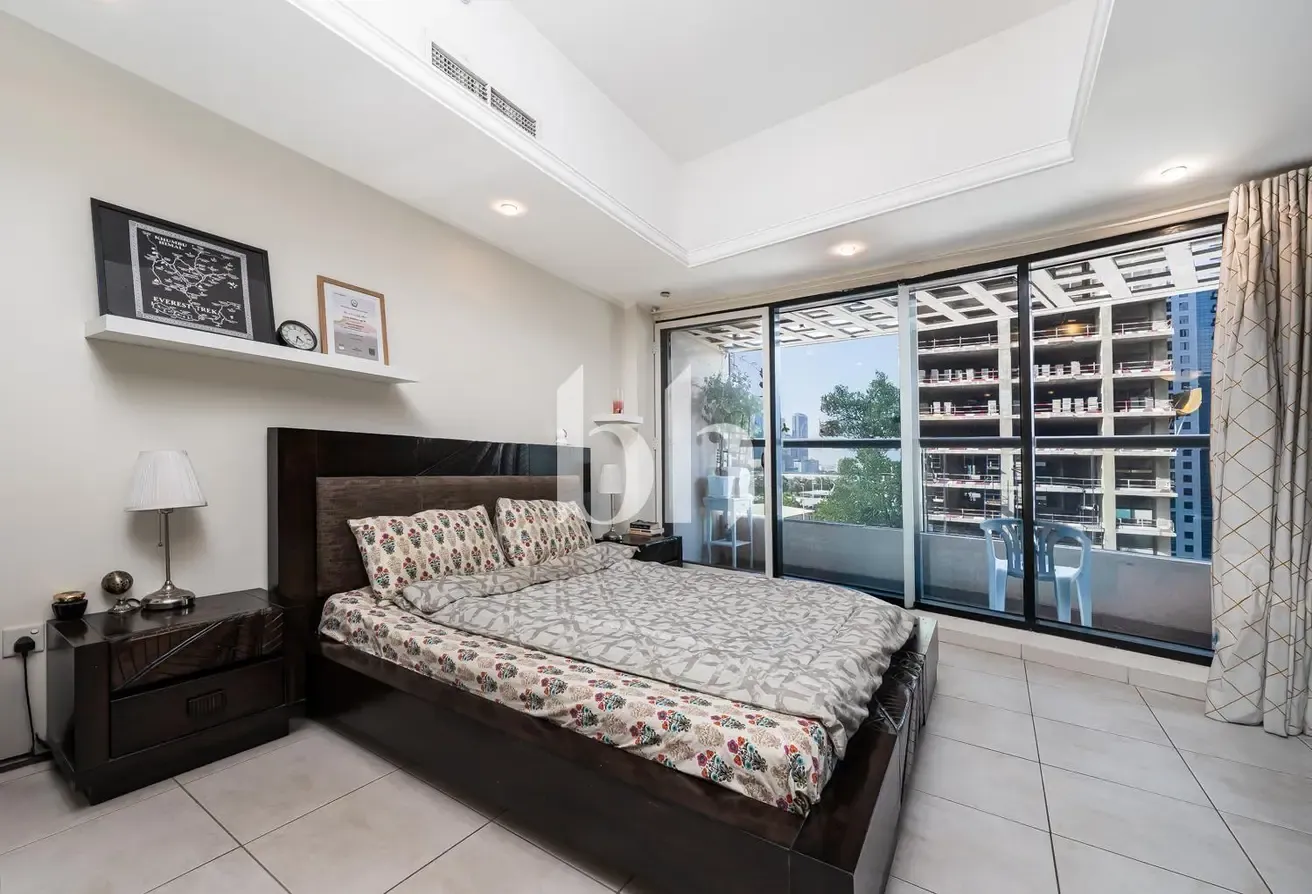 Large Studio | Closed Kitchen | Furnished