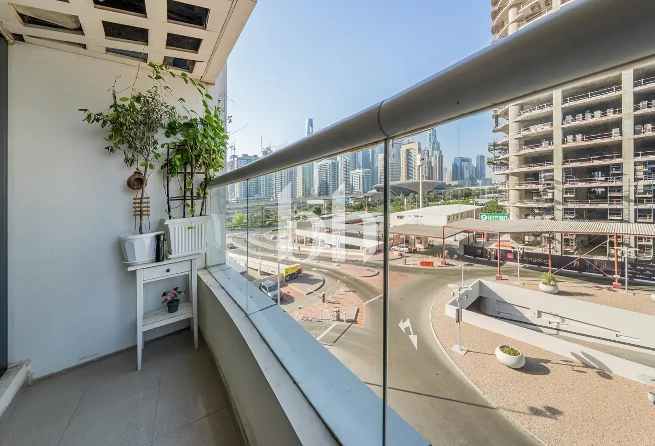 Large Studio | Closed Kitchen | Furnished