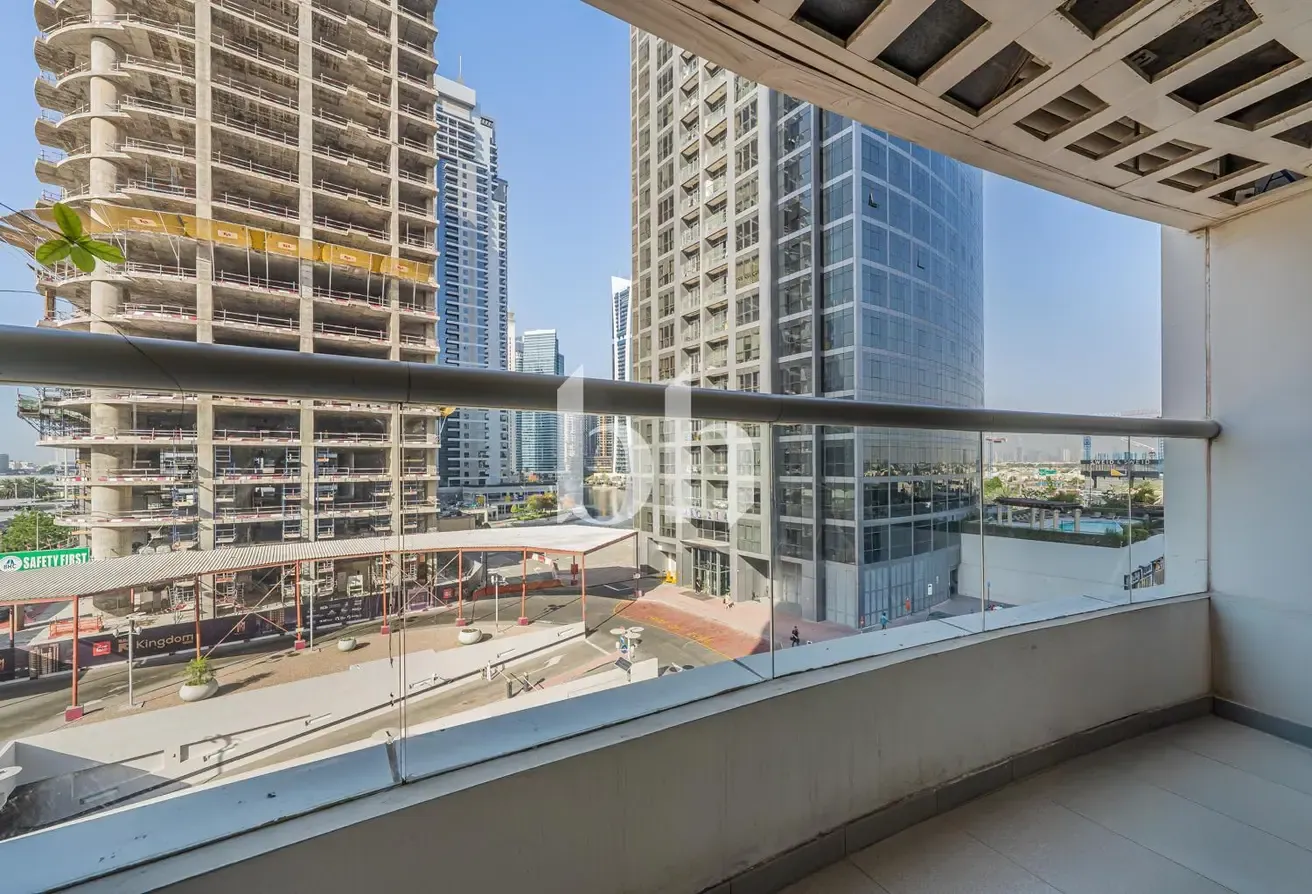 Large Studio | Closed Kitchen | Furnished