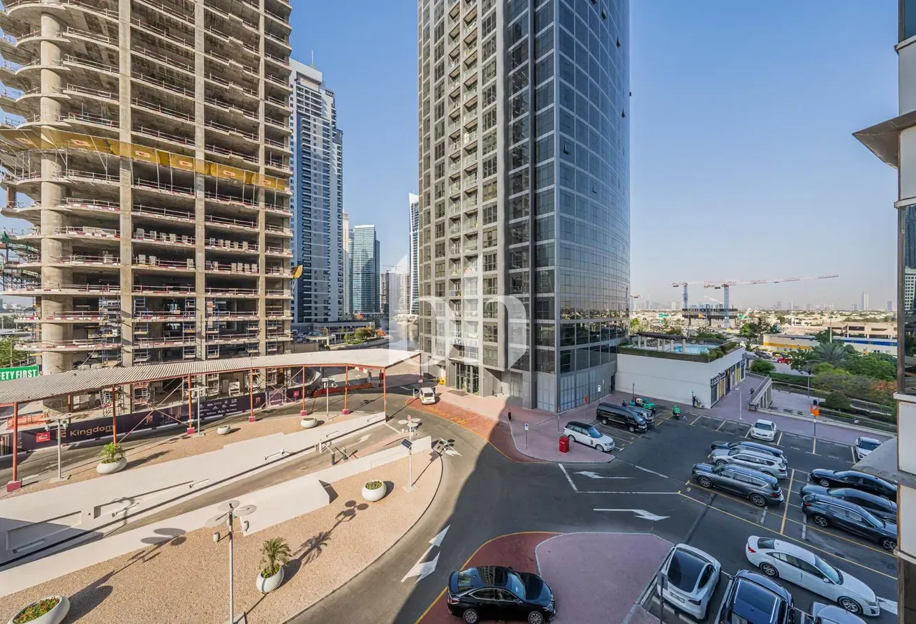 Large Studio | Closed Kitchen | Furnished