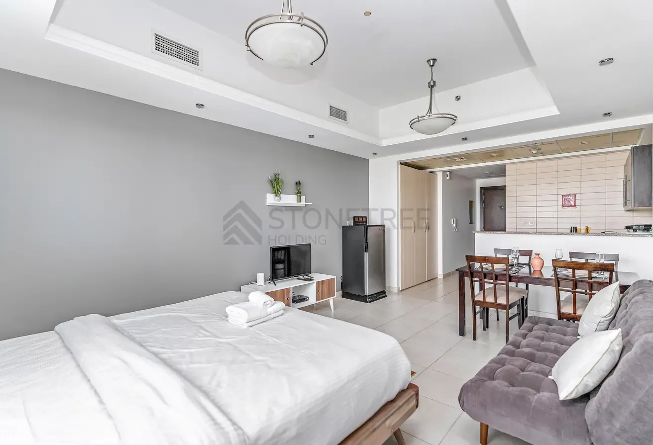 12 CHEQUES | Next to Metro | Near Marina Mall