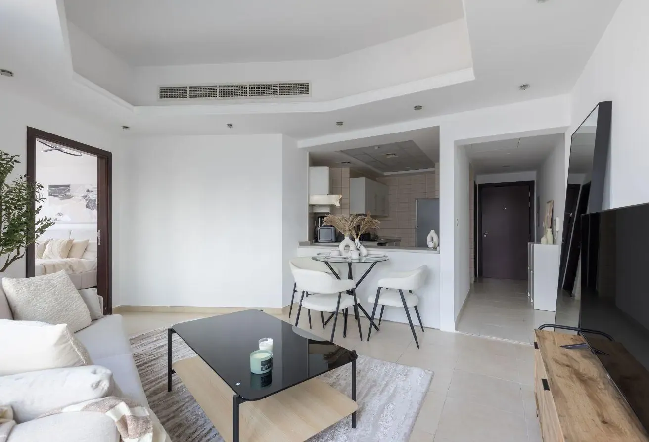 High floor | Lake & city views | Practical layout
