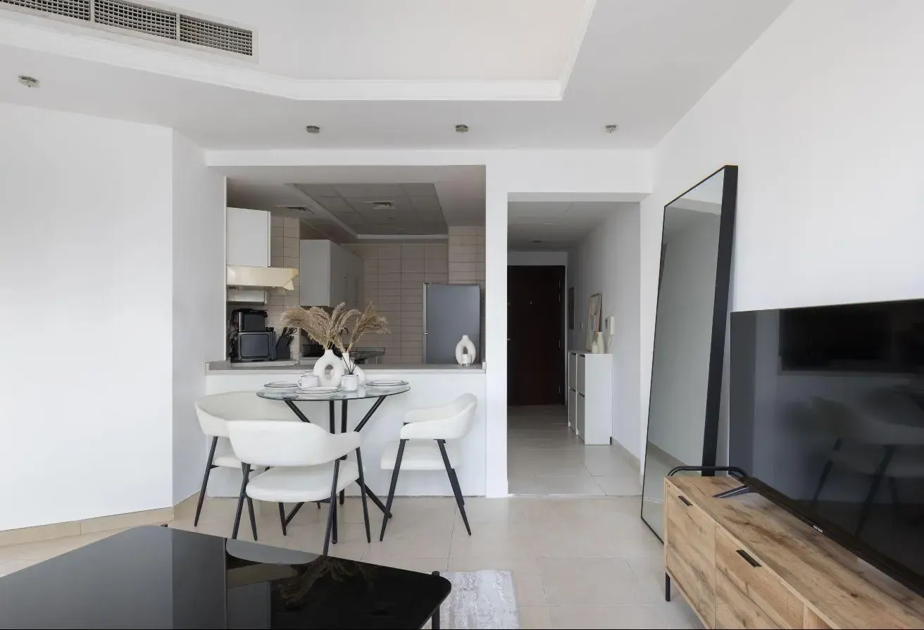 High floor | Lake & city views | Practical layout