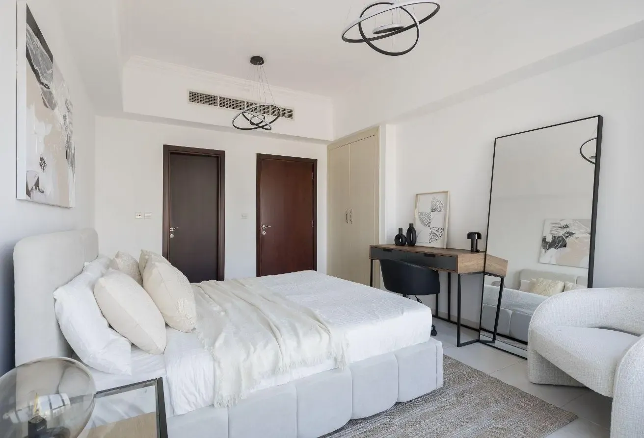High floor | Lake & city views | Practical layout