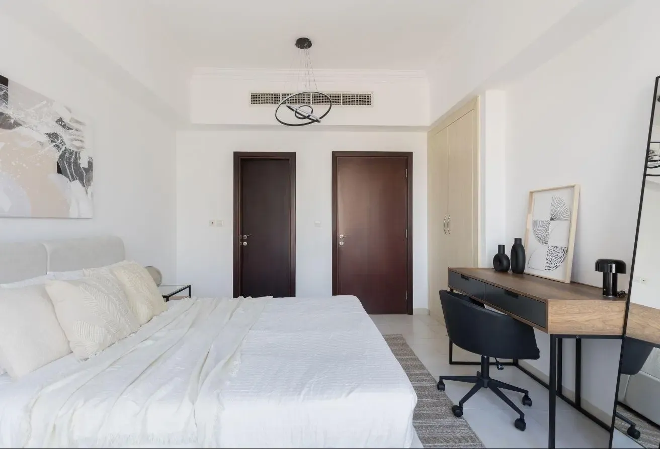 High floor | Lake & city views | Practical layout