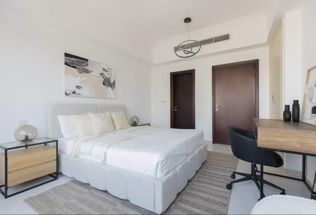 High floor | Lake & city views | Practical layout